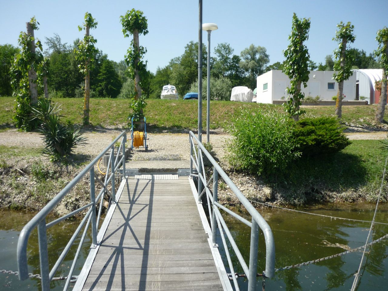 Toegangsbrug naar de drijvende steigers